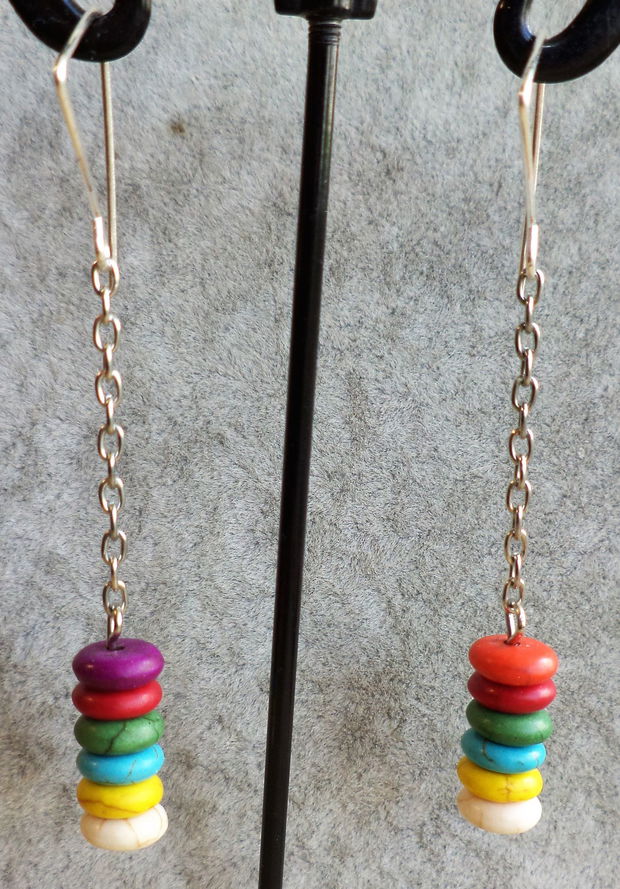 Cercei handmade din sarma si margelute din howlite multicolore