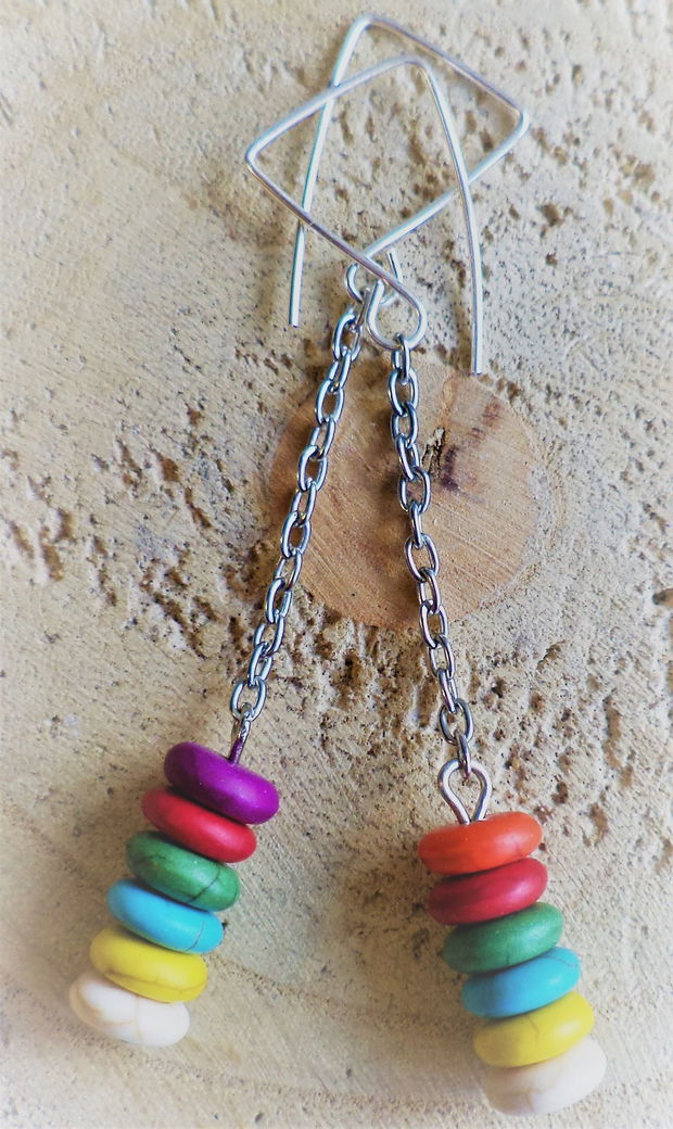 Cercei handmade din sarma si margelute din howlite multicolore
