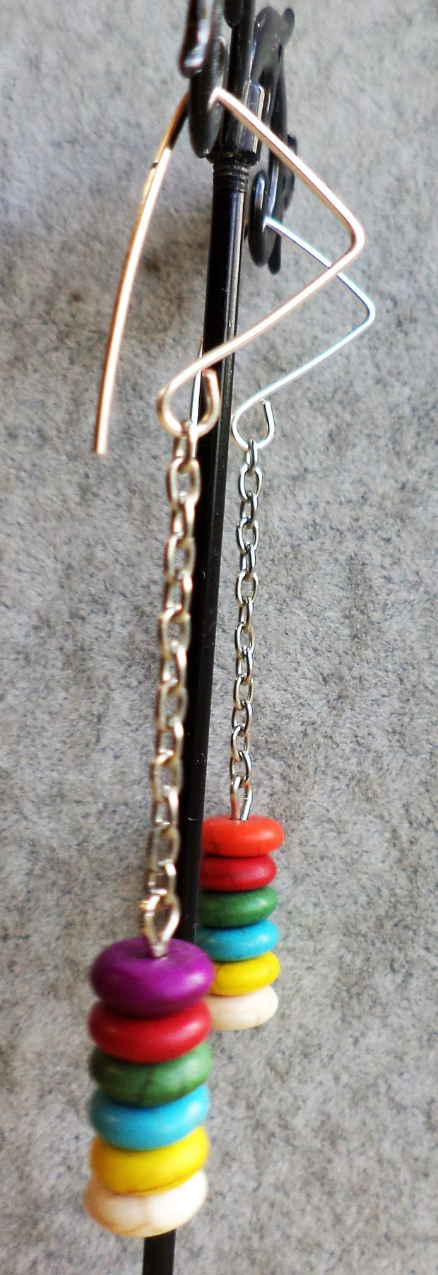 Cercei handmade din sarma si margelute din howlite multicolore