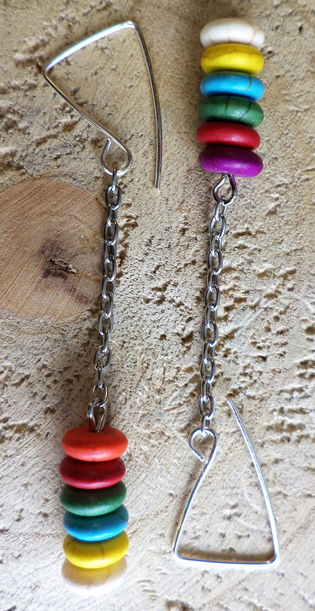 Cercei handmade din sarma si margelute din howlite multicolore