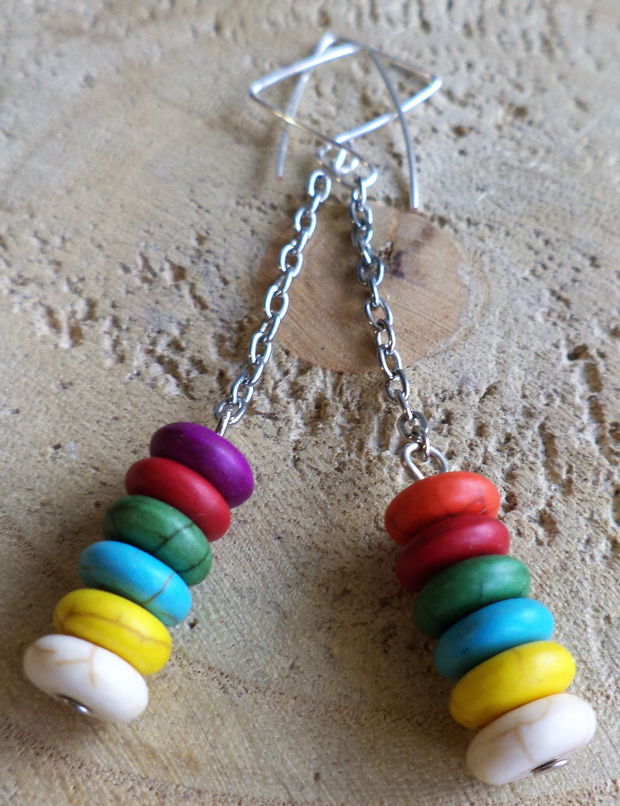 Cercei handmade din sarma si margelute din howlite multicolore