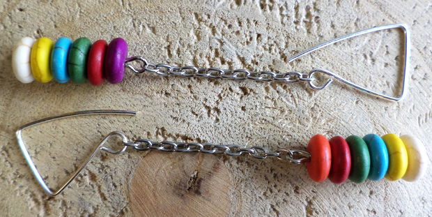 Cercei handmade din sarma si margelute din howlite multicolore