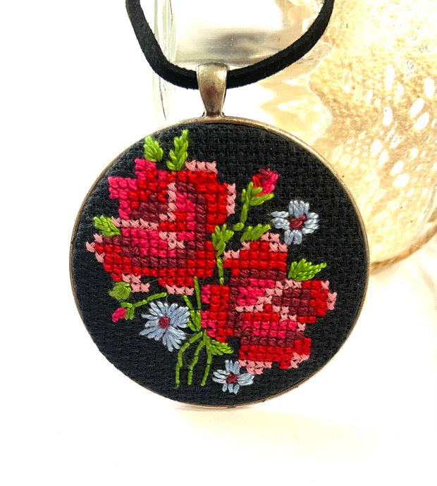 Colier brodat manual- motive florale