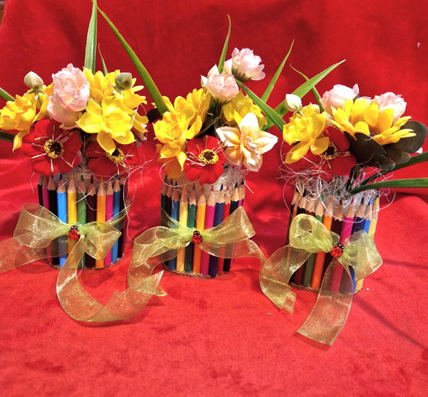 Aranjament floral in vaza din creioane