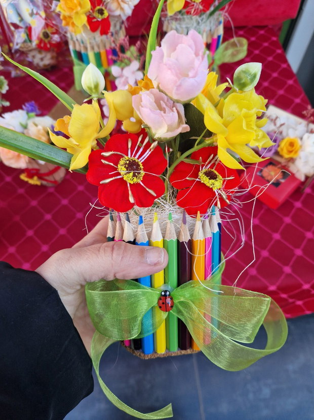 Aranjament floral in vaza din creioane