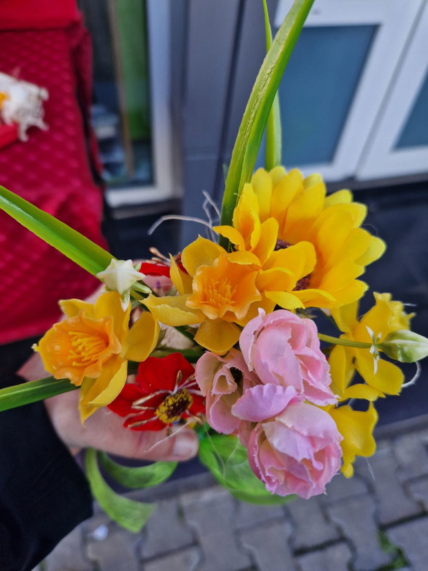 Aranjament floral in vaza din creioane