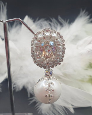 Cercei deosebiți..alaturi de un cristal deosebi am adaugat multe cristale micute de 2 mm.