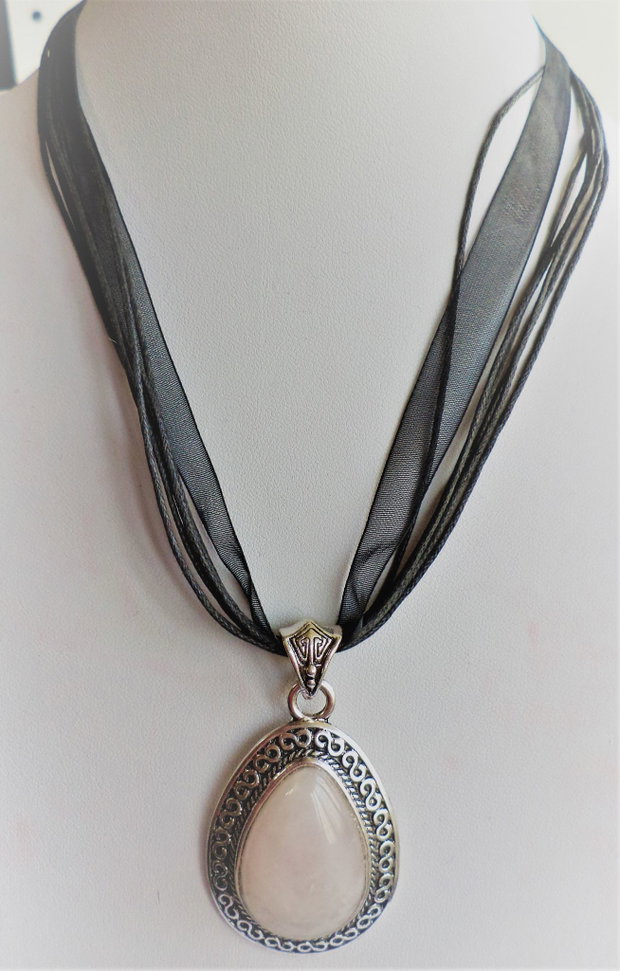 Colier handmade cu pandantiv din aliaj tibetan si cuartz roz