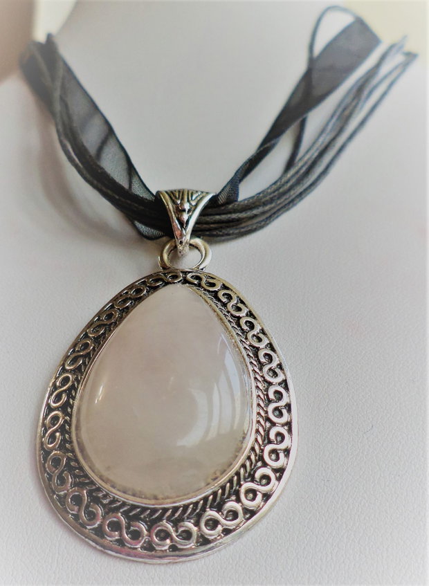 Colier handmade cu pandantiv din aliaj tibetan si cuartz roz