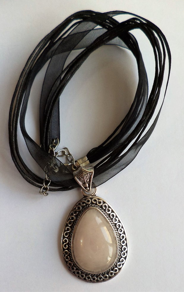 Colier handmade cu pandantiv din aliaj tibetan si cuartz roz
