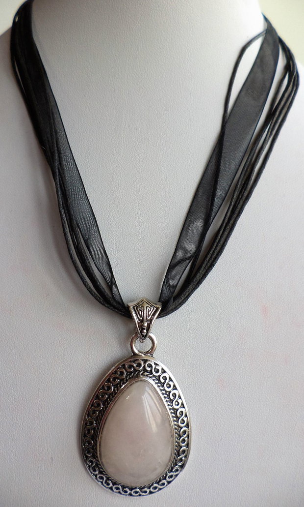 Colier handmade cu pandantiv din aliaj tibetan si cuartz roz