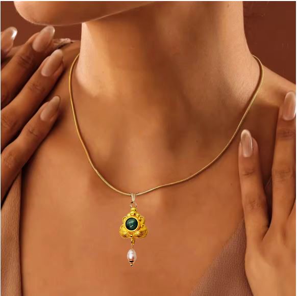 Colier "Aventurine flower" din alama, aventurin si inox auriu