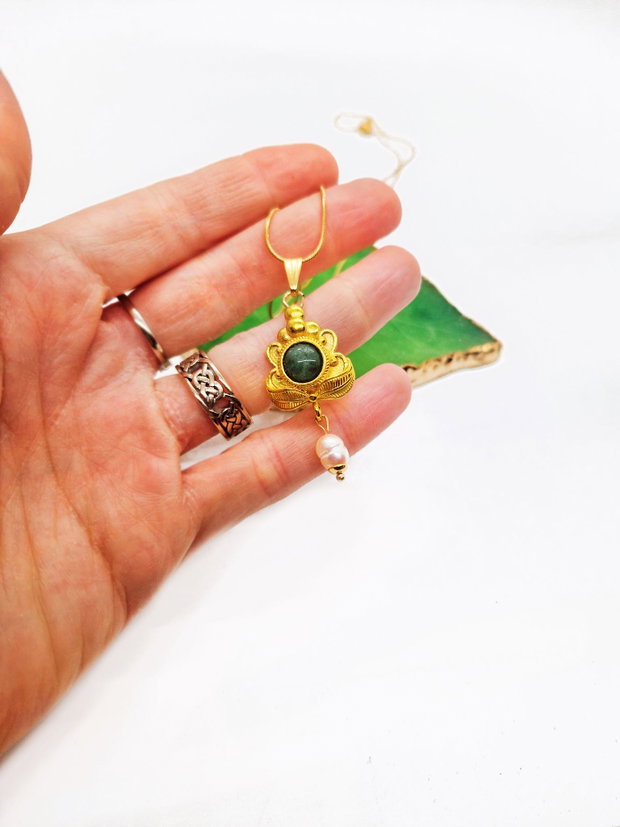 Colier "Aventurine flower" din alama, aventurin si inox auriu