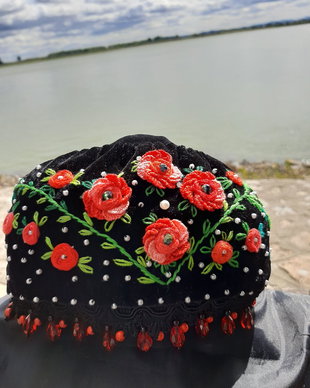 Toca din catifea brodată și cu margele.rezervata