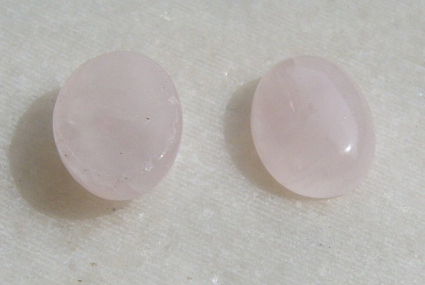 (2 bucati) Cuart roz cabochon aprox 14x10x5 mm