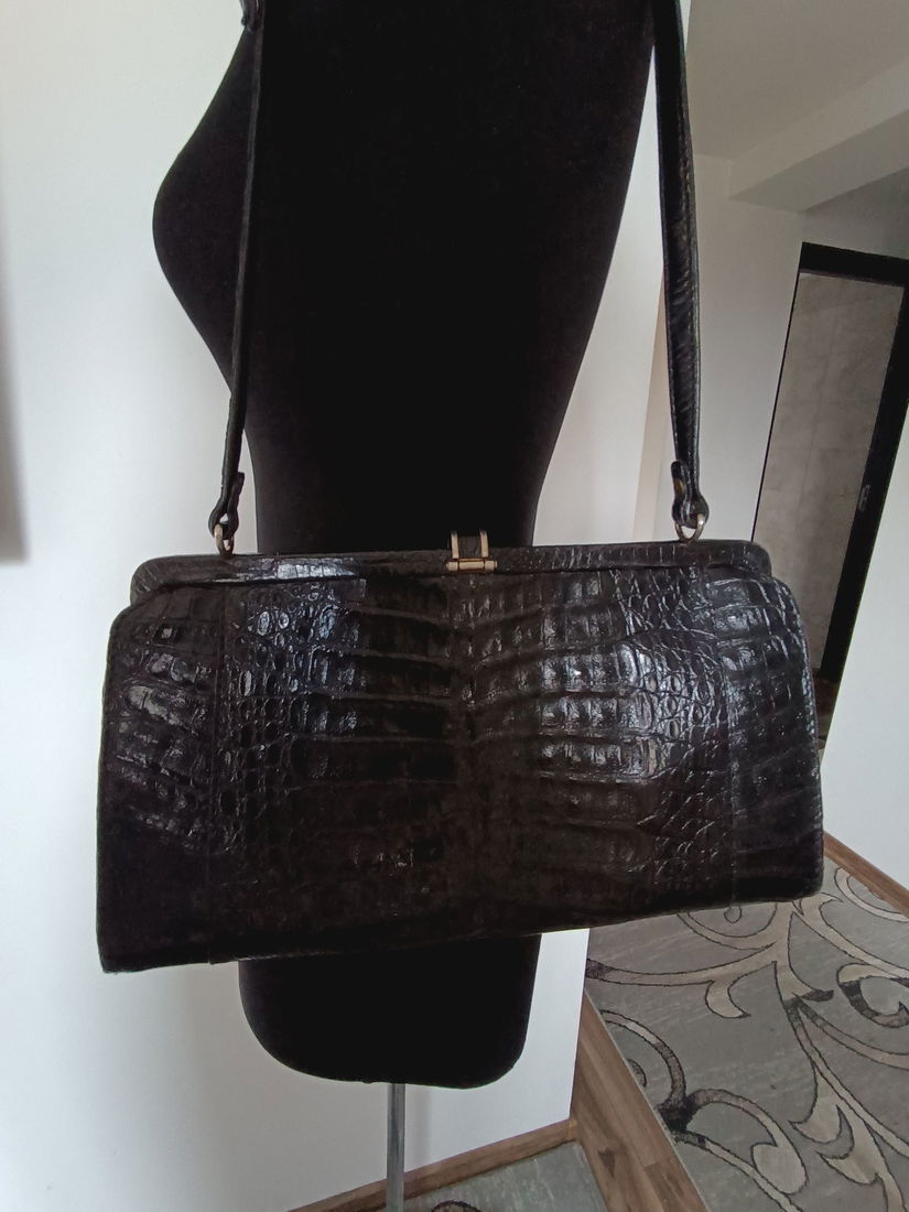 Geanta din piele de crocodil neagra
