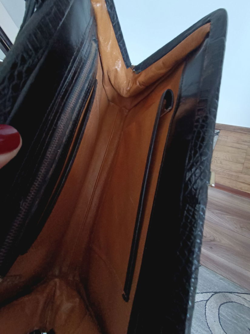 Geanta din piele de crocodil neagra