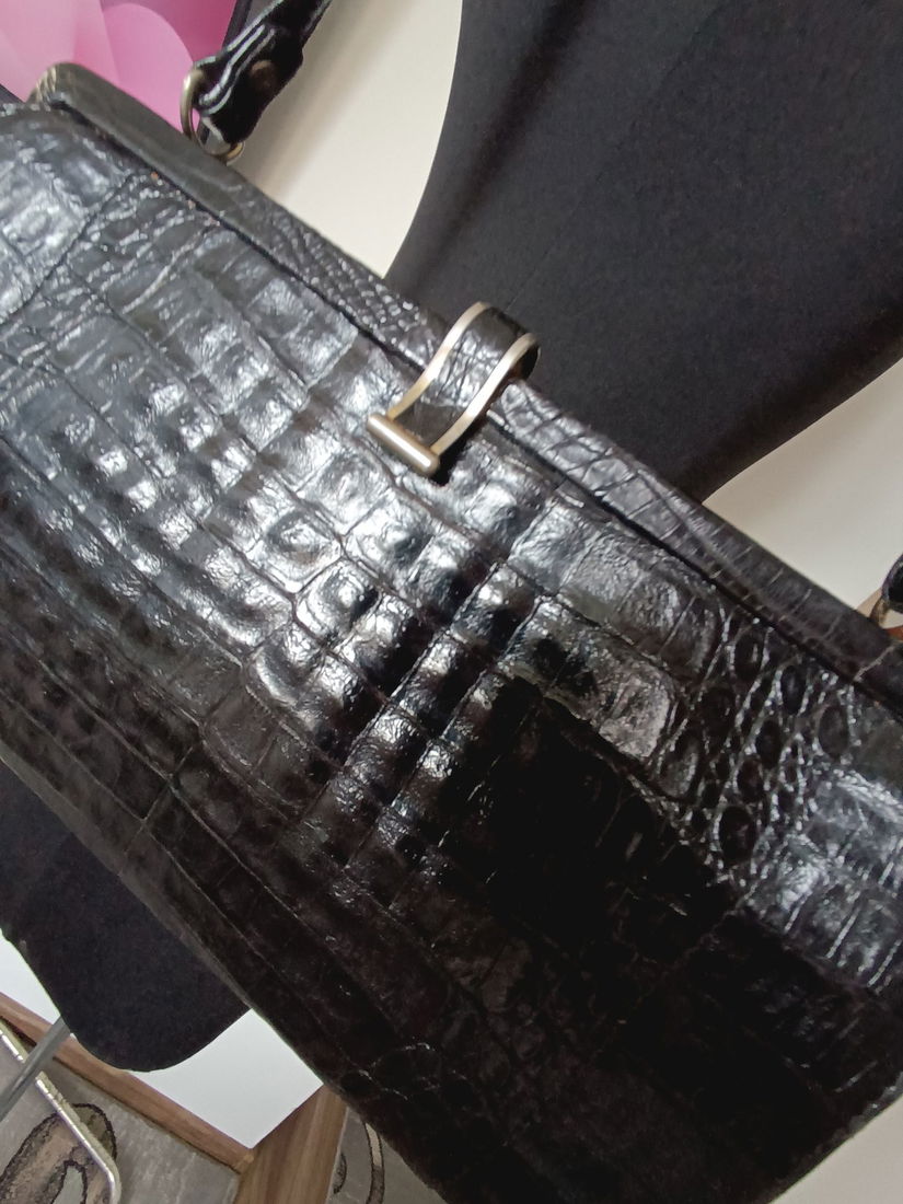 Geanta din piele de crocodil neagra