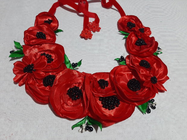Colier textil cu maci