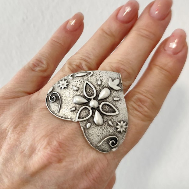 Inel metalic model inima cu design floral in relief, Inz031