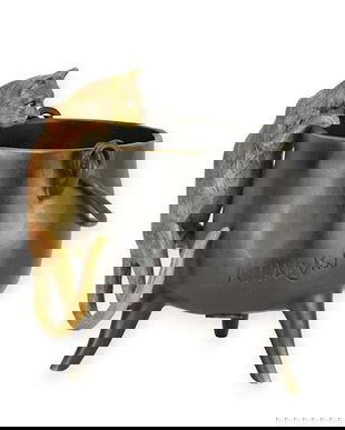 Pisicuta urcand pe un cazan-statueta din bronz