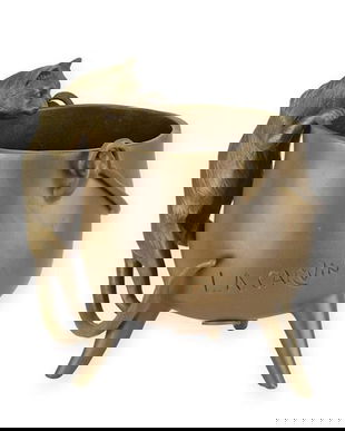 Pisicuta urcand pe un cazan-statueta din bronz