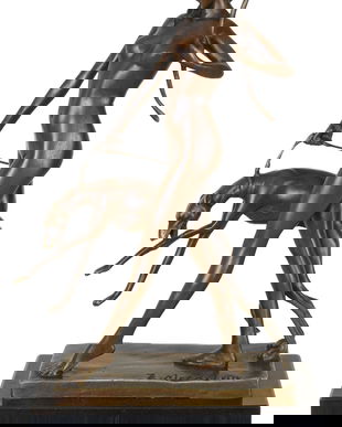 Zeita Diana cu ogari-statueta Art Deco din bronz pe un soclu din marmura