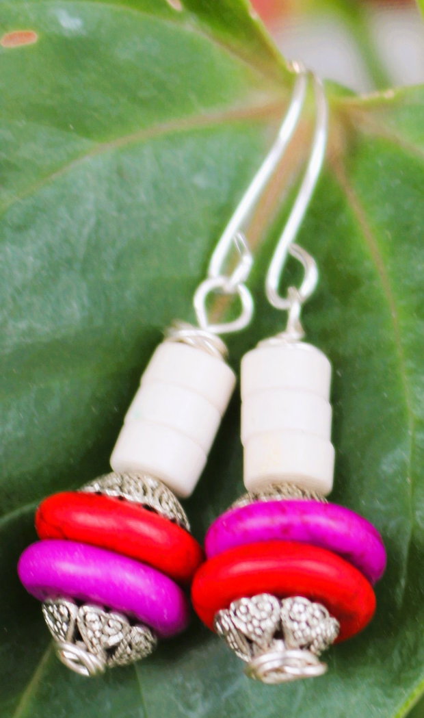 Cercei handmade din sarma si margele de howlit