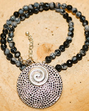 Colier handmade din margele de obsidian fulg de nea si un pandantiv din zamac