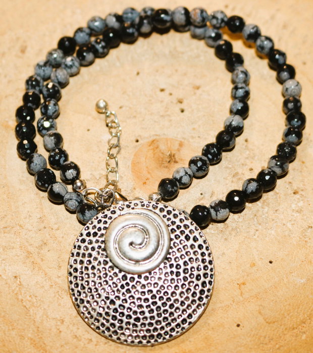 Colier handmade din margele de obsidian fulg de nea si un pandantiv din zamac