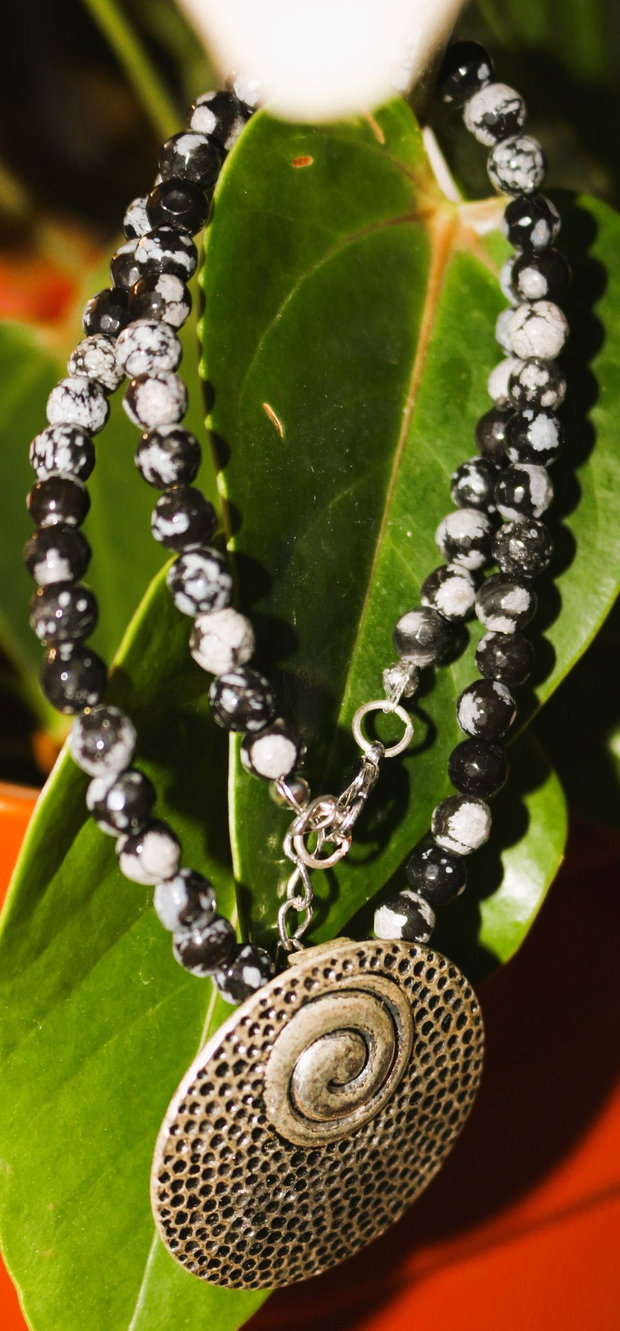 Colier handmade din margele de obsidian fulg de nea si un pandantiv din zamac