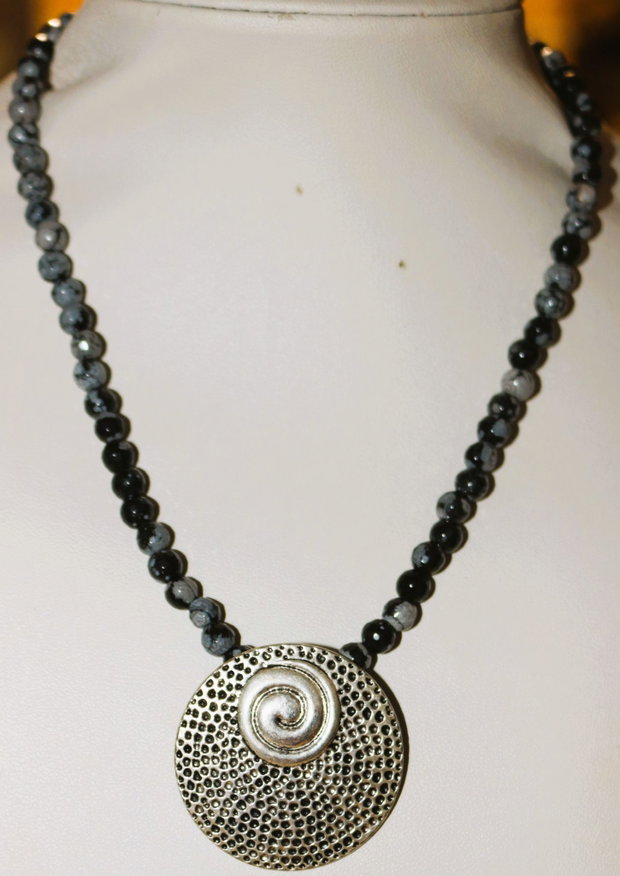 Colier handmade din margele de obsidian fulg de nea si un pandantiv din zamac