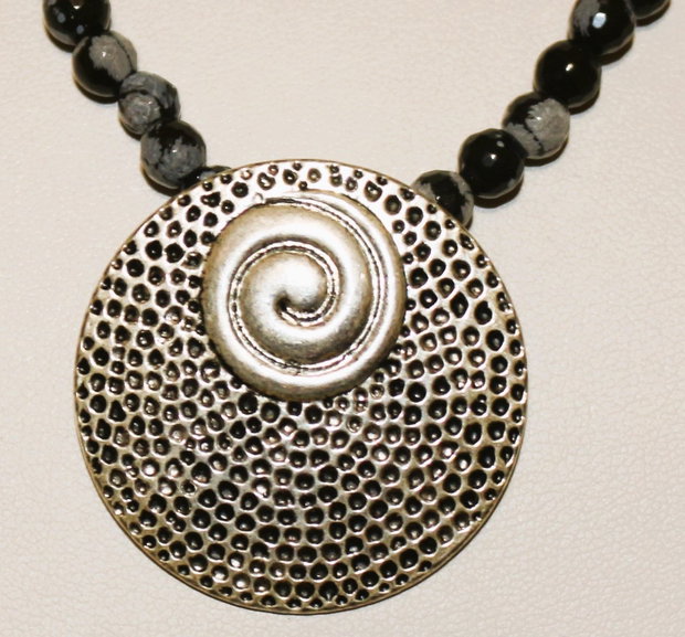 Colier handmade din margele de obsidian fulg de nea si un pandantiv din zamac
