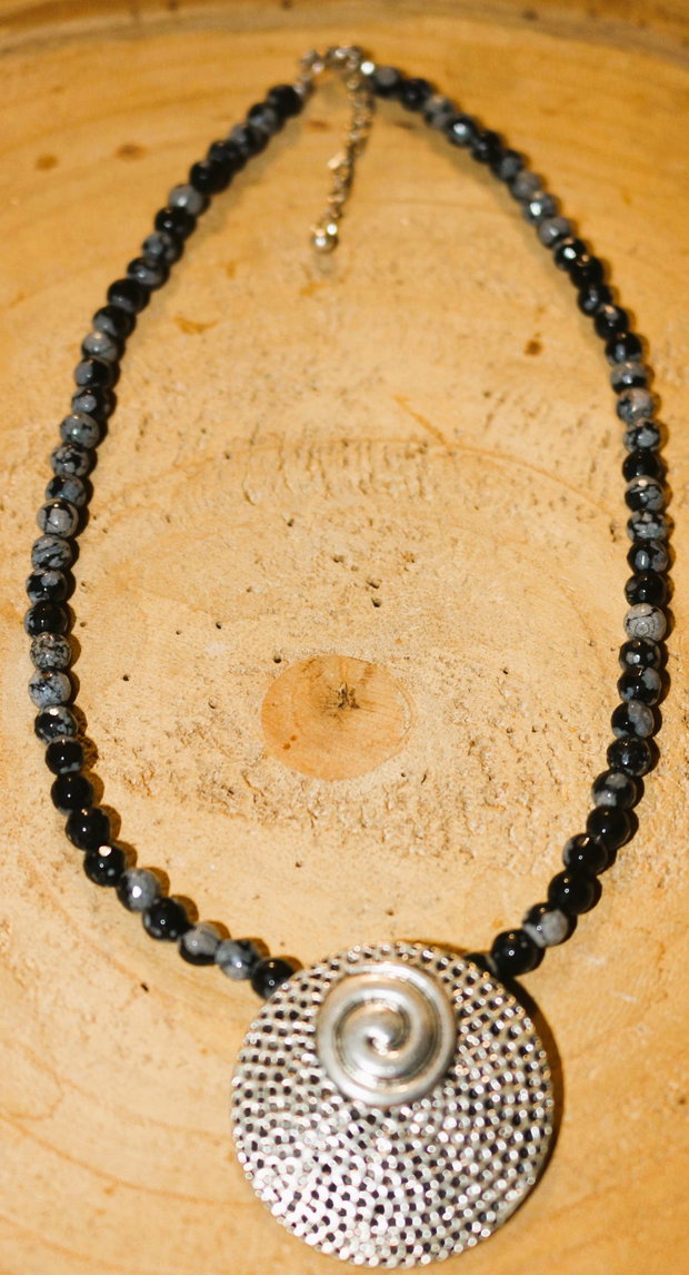 Colier handmade din margele de obsidian fulg de nea si un pandantiv din zamac