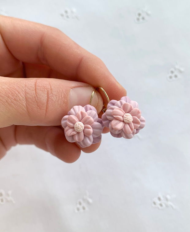 Cercei Lilac flowers