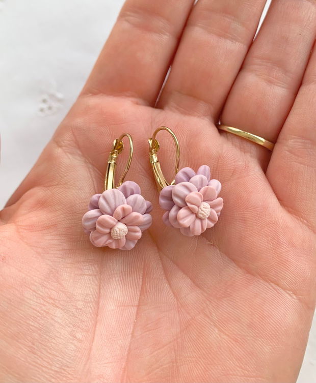 Cercei Lilac flowers