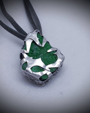 Pandantiv unicat cu design organic, din argint pur care imbraca un cristal de uvarovit ( granat verde)