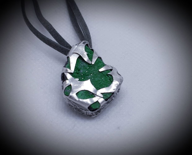 Pandantiv unicat cu design organic, din argint pur care imbraca un cristal de uvarovit ( granat verde)