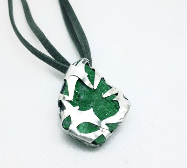 Pandantiv unicat cu design organic, din argint pur care imbraca un cristal de uvarovit ( granat verde)