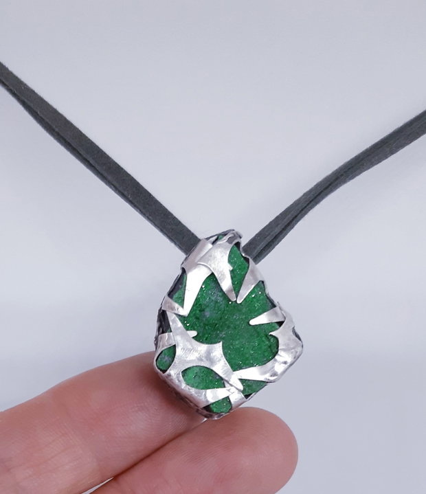 Pandantiv unicat cu design organic, din argint pur care imbraca un cristal de uvarovit ( granat verde)