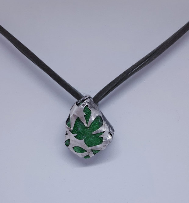 Pandantiv unicat cu design organic, din argint pur care imbraca un cristal de uvarovit ( granat verde)