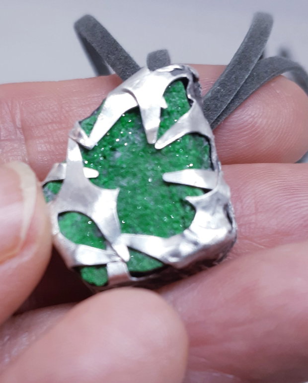 Pandantiv unicat cu design organic, din argint pur care imbraca un cristal de uvarovit ( granat verde)