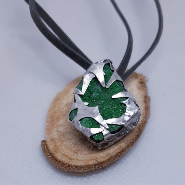 Pandantiv unicat cu design organic, din argint pur care imbraca un cristal de uvarovit ( granat verde)