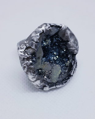 Inel unicat, cu design organic, din argint fin, cu o geoda druzy de cuart aura titan natural