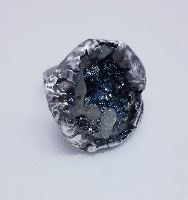 Inel unicat, cu design organic, din argint fin, cu o geoda druzy de cuart aura titan natural