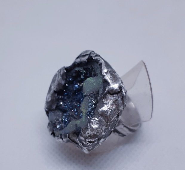 Inel unicat, cu design organic, din argint fin, cu o geoda druzy de cuart aura titan natural