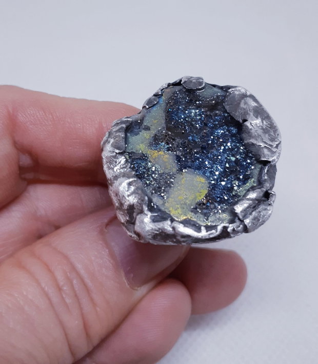 Inel unicat, cu design organic, din argint fin, cu o geoda druzy de cuart aura titan natural
