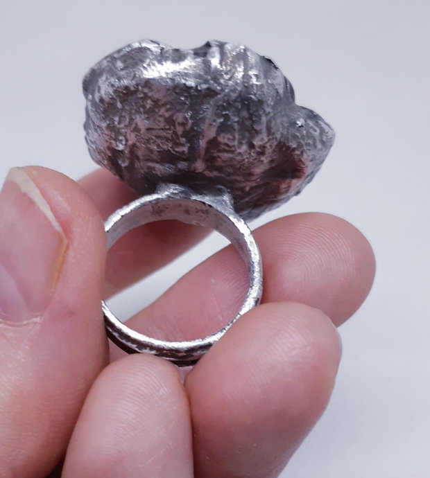 Inel unicat, cu design organic, din argint fin, cu o geoda druzy de cuart aura titan natural