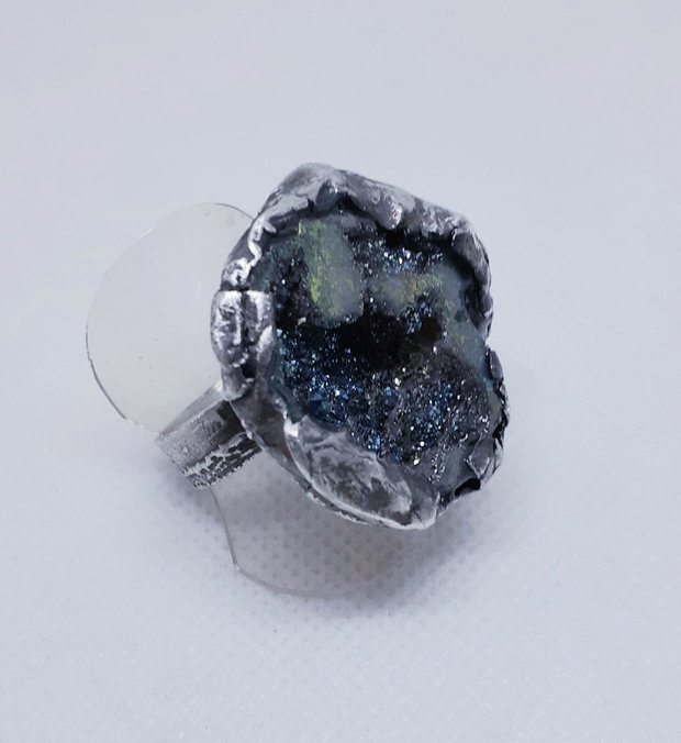 Inel unicat, cu design organic, din argint fin, cu o geoda druzy de cuart aura titan natural