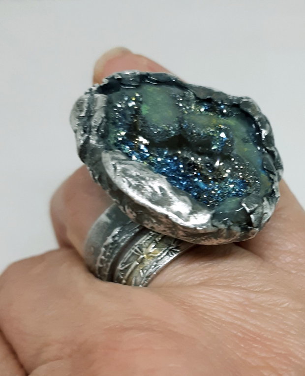 Inel unicat, cu design organic, din argint fin, cu o geoda druzy de cuart aura titan natural